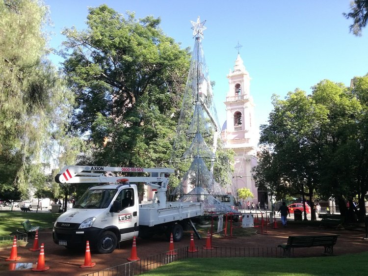 Avanza el armado del arbolito de Navidad en la plaza 9 de julio