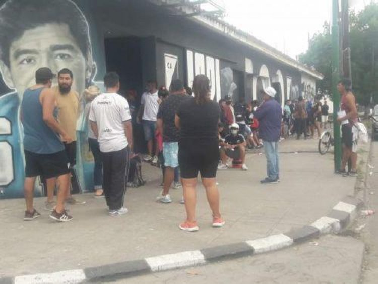 Central Norte : Larga fila por una entrada