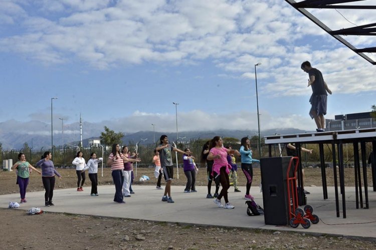 Profesionales dictan clases gratuitas de gimnasia en los diferentes Parques Urbanos