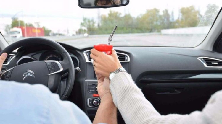 Las consecuencias de Cebar un mate en el auto es “como manejar una cuadra entera con los ojos vendados”