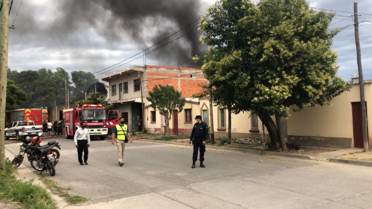 Feroz incendio en Barrio Pablo Saravia cerca del Hiper Libertad