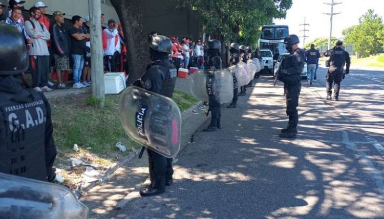 Detienen tres micros con barras de River que venían a Salta con armas y drogas