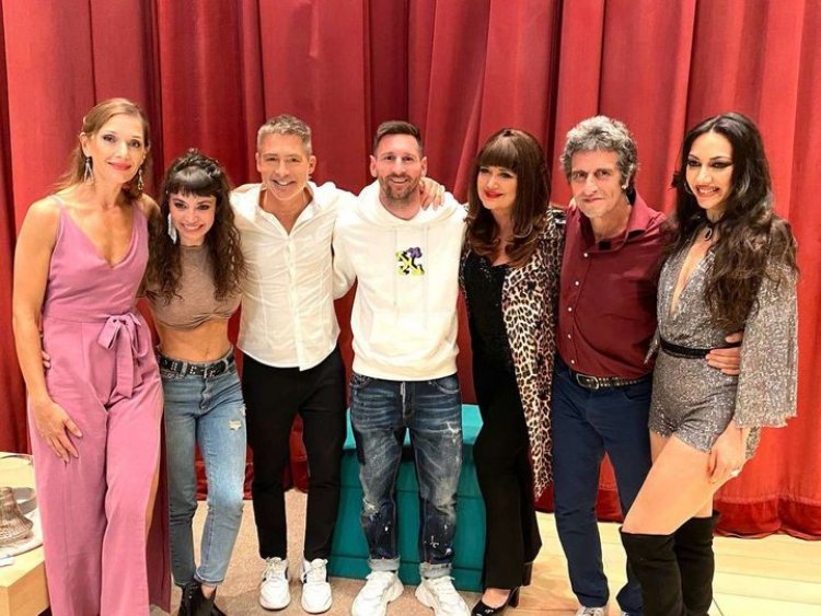 Lionel Messi fue al teatro, se subió al escenario y recibió una ovación