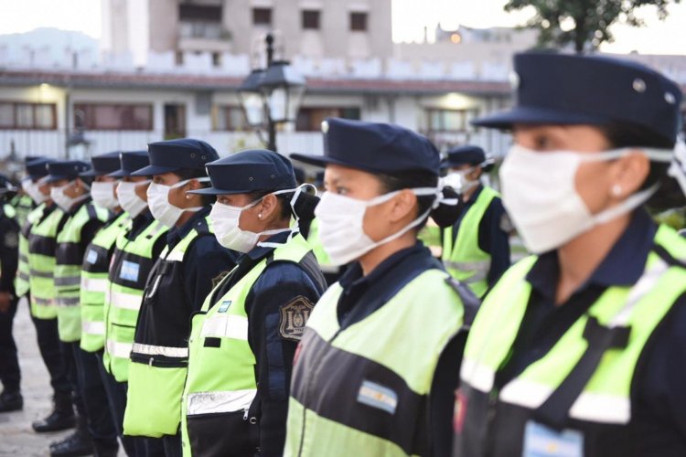 Otra vez en la mira: Policías pasaron un semáforo en rojo y fueron detenidos