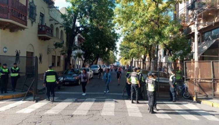 El centro de la ciudad amaneció vallado ¡PORQUE ¡ A LOS POLITICOS NO ¡¡¡