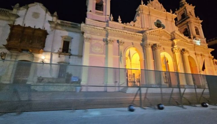 La Catedral amaneció vallada para prevenir incidentes durante la marcha del 8M