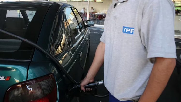 Aumenta la nafta: YPF subió un 4% los precios de sus combustibles