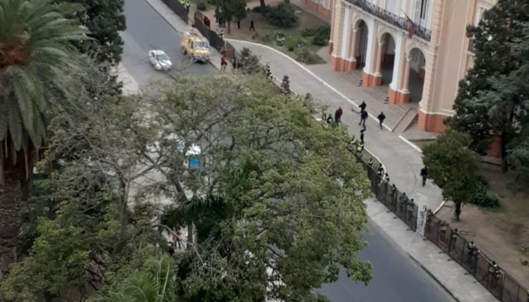 La legislatura amaneció vallada hoy en la previa del tratamiento de la ley "antipiquetes"