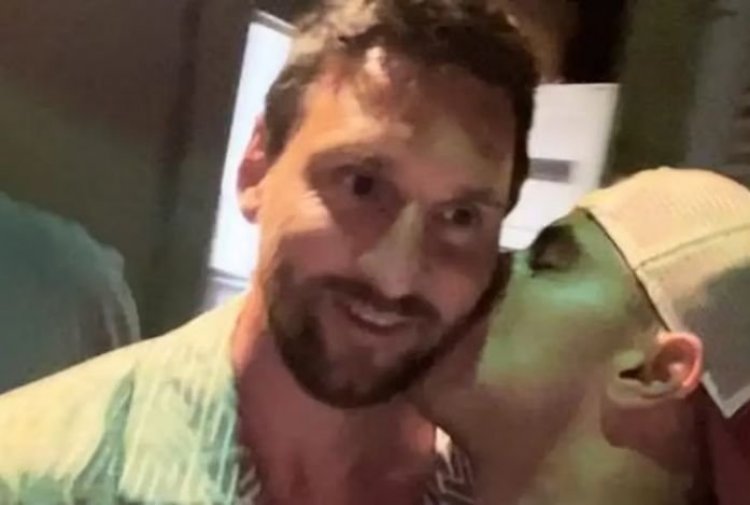 Messi es furor en Miami: comió en un restaurante con Diego Torres y un fan le dio un beso