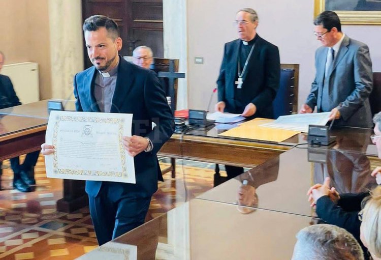 Sebastián Frías, un salteño Egresado del Bachillerato Humanista en el tribunal de apelación del Papa