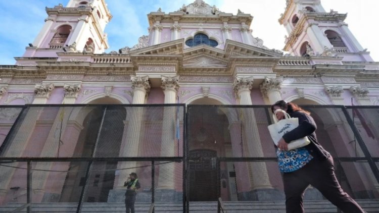 Nuevamente vallaron la vereda de la Catedral por la marcha del 8M