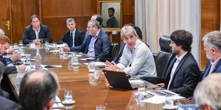 Luis Caputo se reunió con los supermercados y reclamó por la suba desmedida de precios: “No reflejan la realidad”