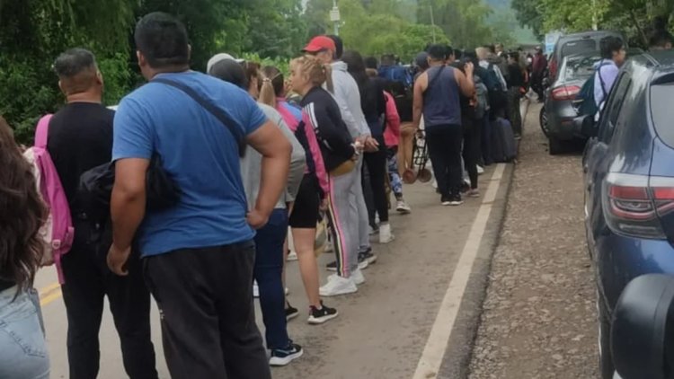 Más de 5 kilómetros de vehículos haciendo fila para pasar de Aguas Blancas a Bermejo