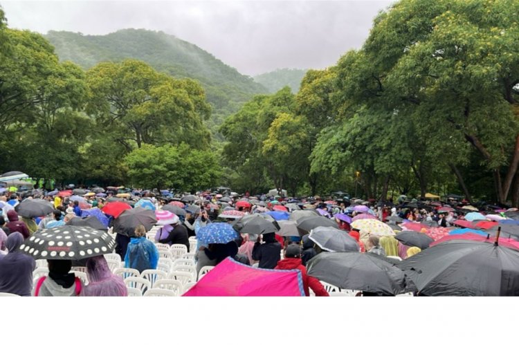 Virgen del Cerro en Salta: bajo una intensa lluvia, la fe y la devoción de miles de peregrinos no se apagó